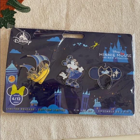 Minnie Mouse Main Attraction Pins/pin book - Picture 7 of 8